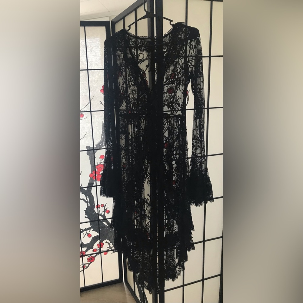 Widow ruffle duster